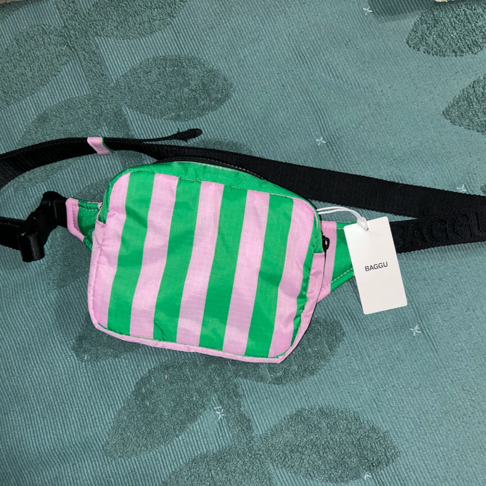 💚 NWT BAGGU Puffy Belt Bag 🩷